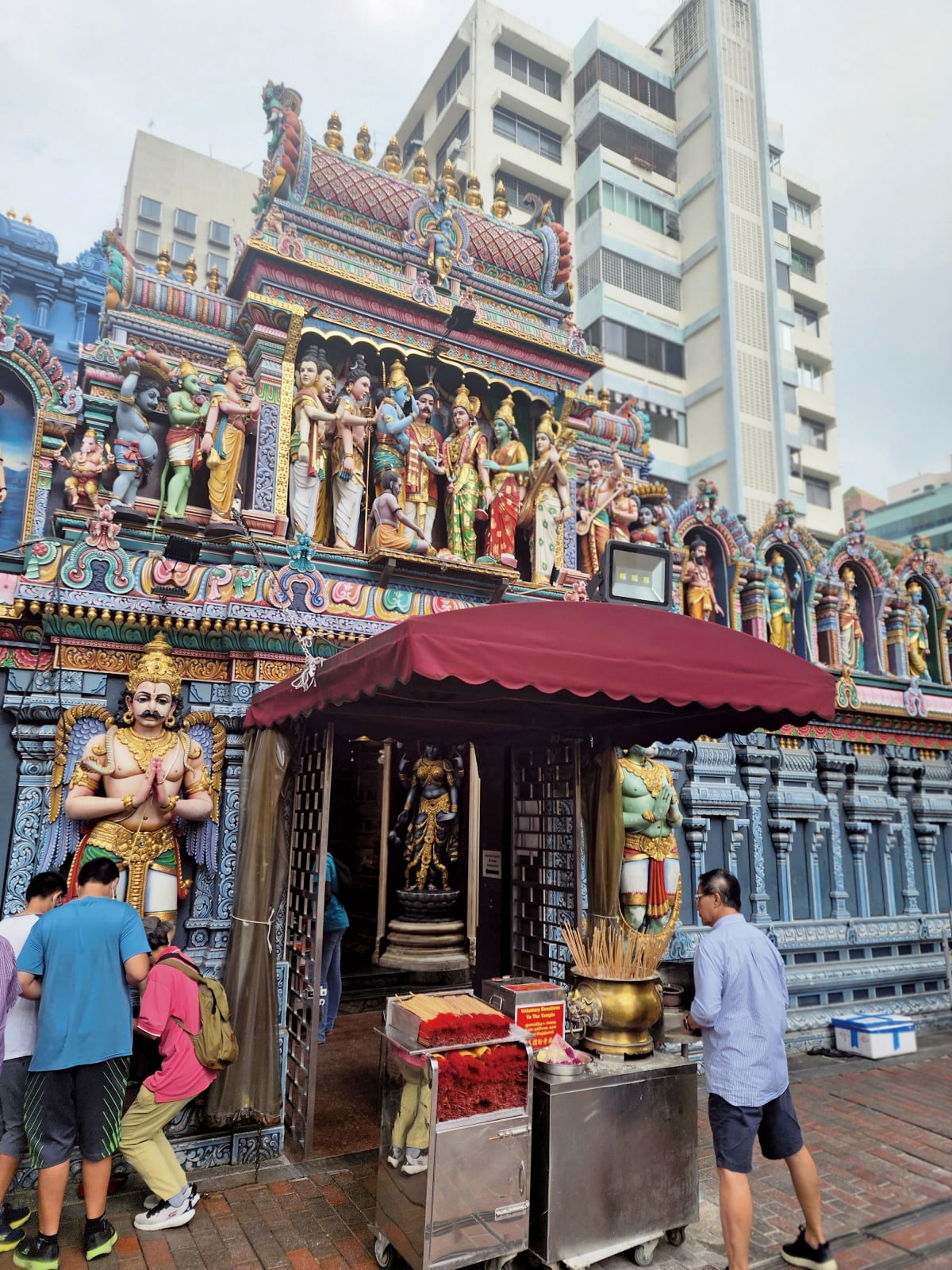 부기스 거리 입구에는 절과 힌두 사원이 나란히 서 있다.