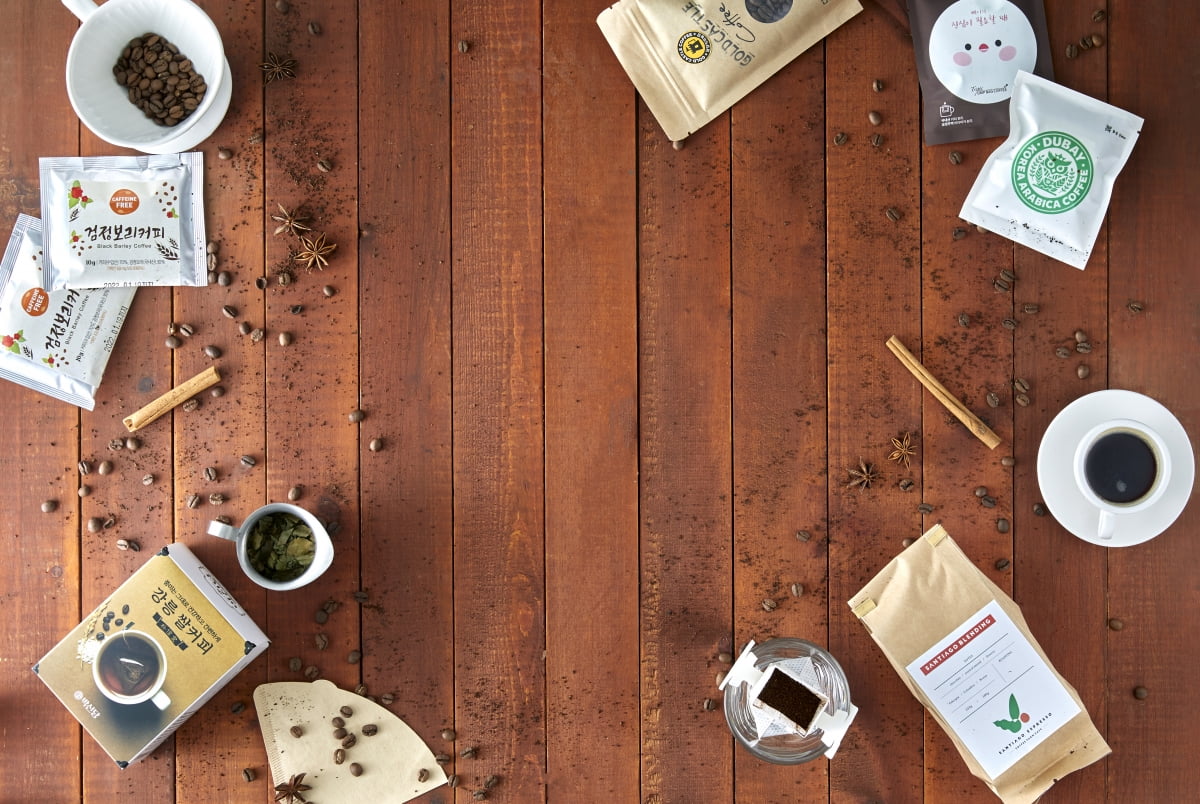 왼쪽 위에서부터 검정보리커피, 강릉 쌀커피, 골드캐슬 커피, 트립티X잼고미 드립백, 산티아고 블렌딩, 두베이 스페셜 커피