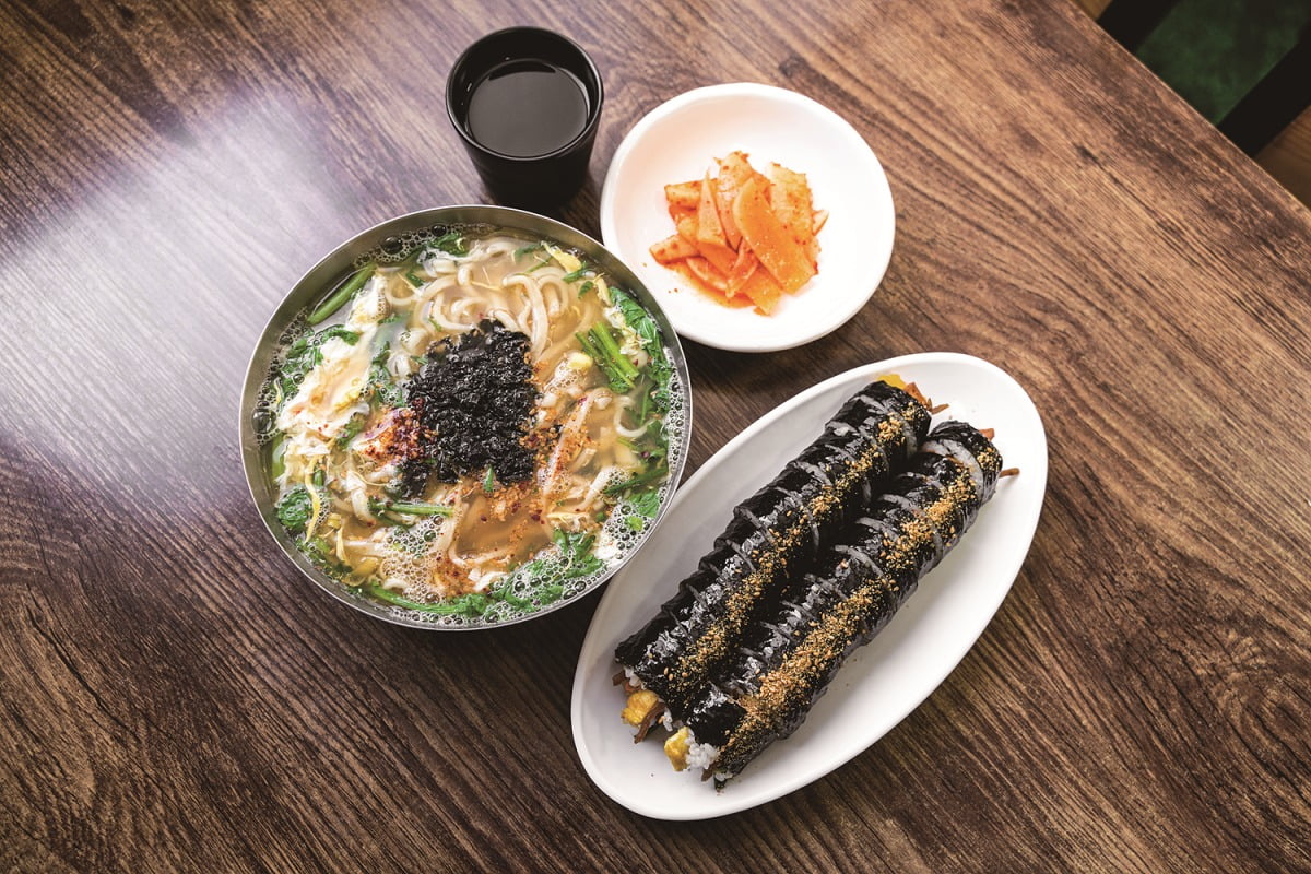 동부분식의 칼국수(왼쪽)와 미나리 김밥. 사진=정균