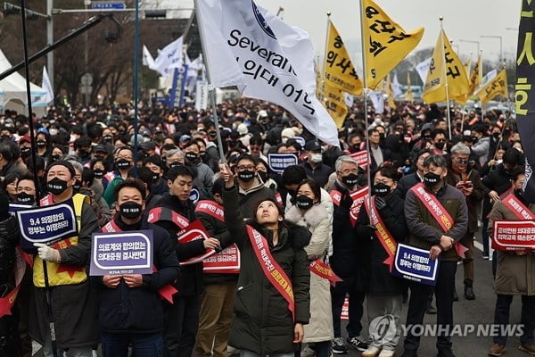 집결한 의사들 "의사 탄압하면 국민적 저항 부딪힐 것"