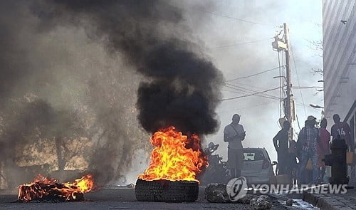 '갱단 폭동' 아이티서 한국인 2명 헬기로 피신