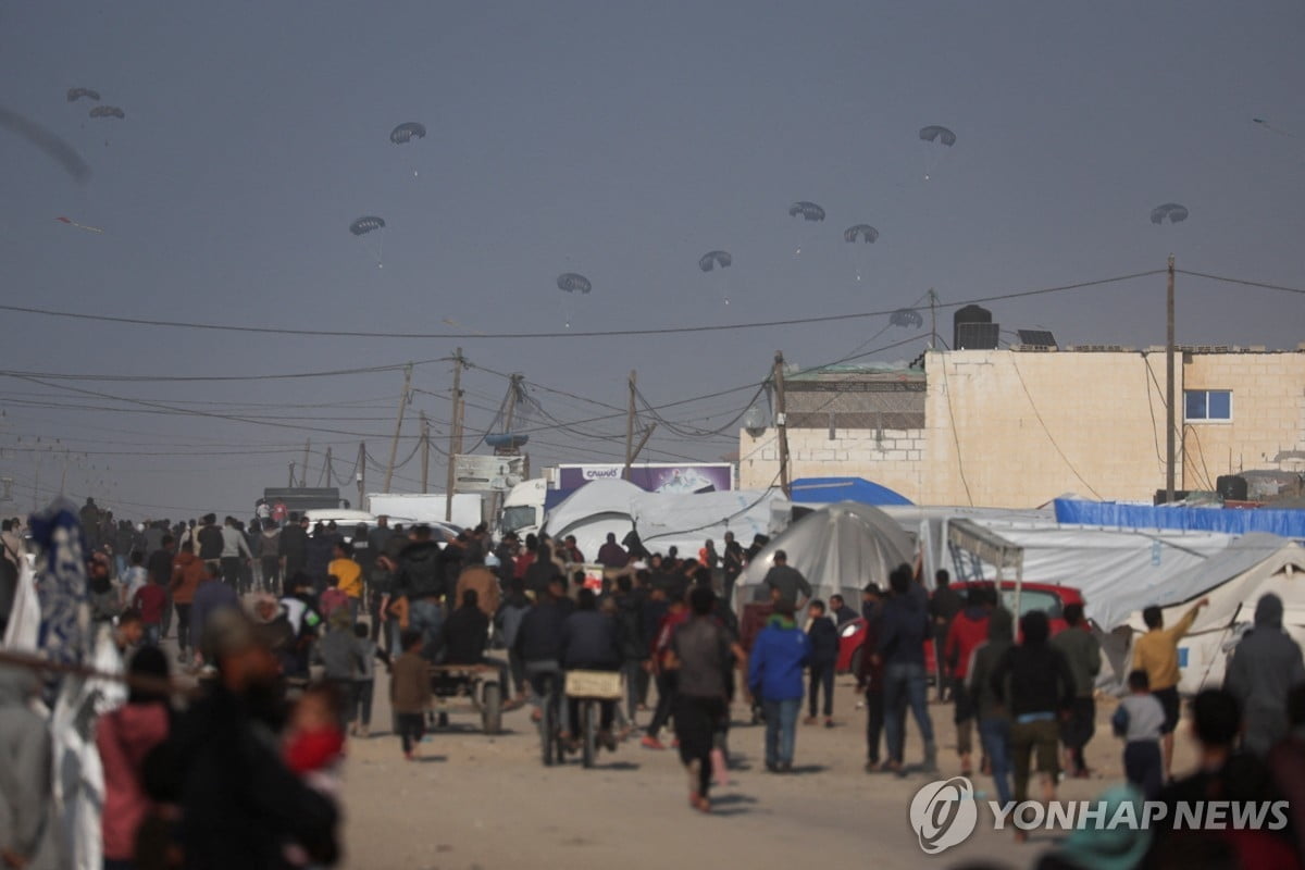 '공중투하' 구호품…머리 위에 떨어져 결국