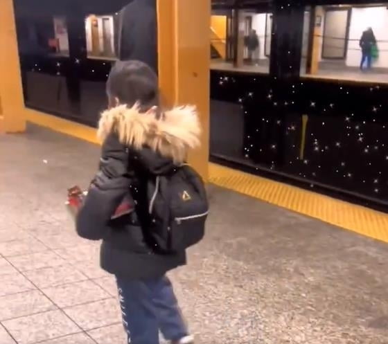 뉴욕 지하철서 "사탕 사세요"...어린이 정체는?