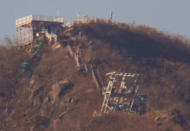 "큰일 날 뻔"…'기우뚱' 집라인, 운영 중단