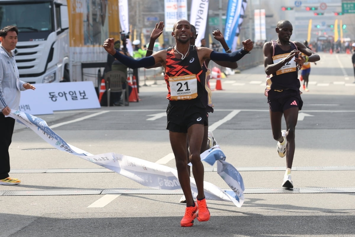 서울마라톤 男국제부 머코넌 우승…2시간 6분8초