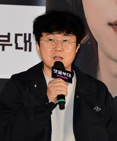 [TEN포토]안국진 감독 '대세배우 손석구와 예비 대세배우들과 찍었어요'