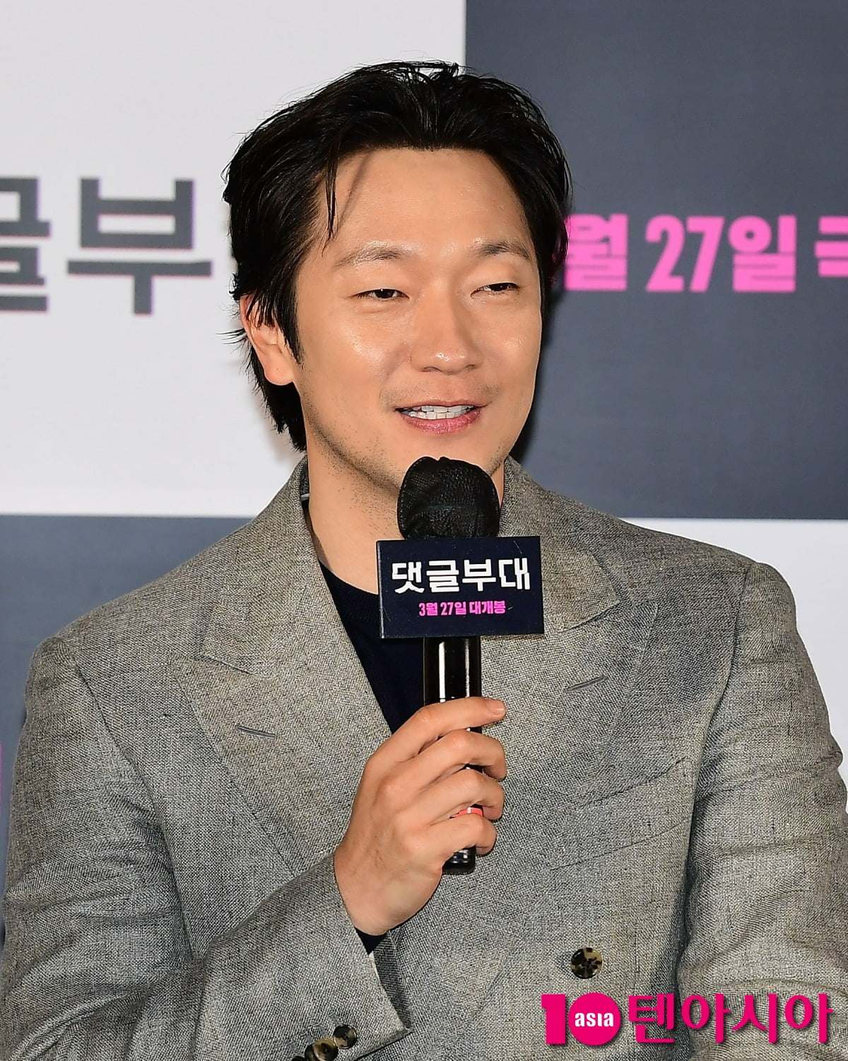 Son Seok-gu "I feel burdened by acting as a reporter in front of reporters"