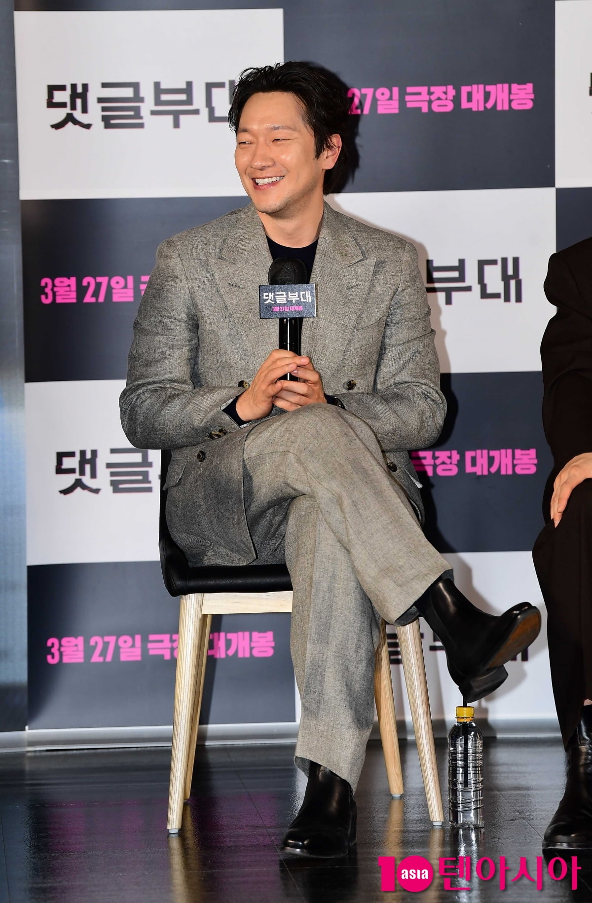 Son Suk-ku, the 10 million actor with a new passion...awesome smile 
