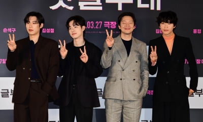 [TEN포토]손석구-김성철-김동휘-홍경 '영화 '댓글부대'의 귀여운 브이'