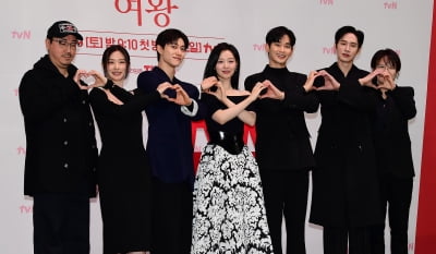 [종합] 로코퀸 김지원♥한류스타 김수현…'눈물의 여왕'으로 큰절 챌린지 가능할까