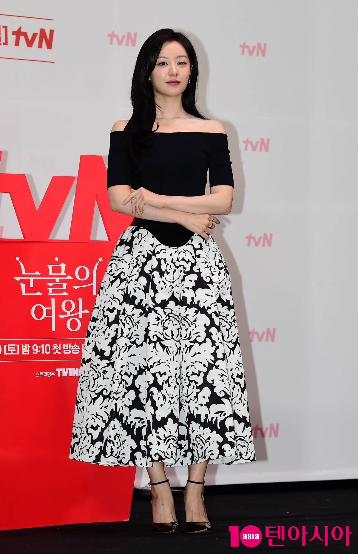 Kim Ji-won, an elegant angel... Standing out collarbone line 