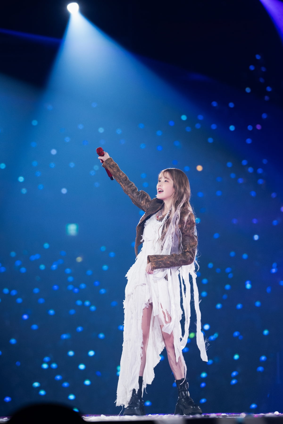 IU explodes with pride, “First world tour sold out”… 260-minute Seoul finale that captivated 60,000 viewers