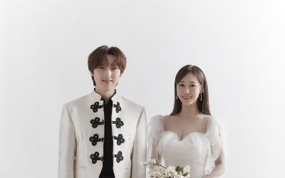 Forestella's Kang Hyeong-ho and weather caster Jeong Min-kyung get married