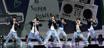 [TEN포토]루네이트 'SUPER POWER 무대'