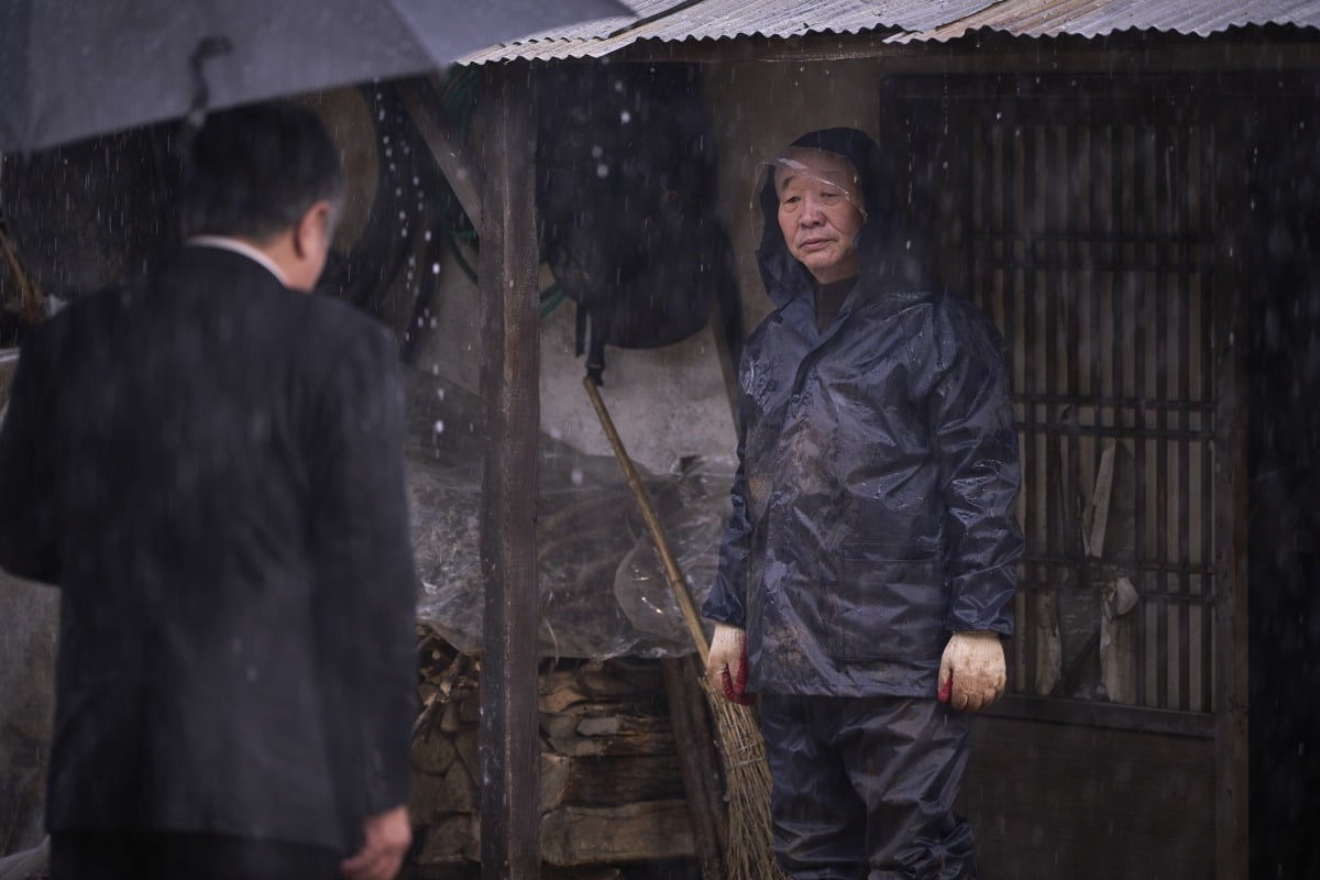 Choi Min-sik → Is it just Kim Go-eun? A formidable supporting cast in ‘The Grave’