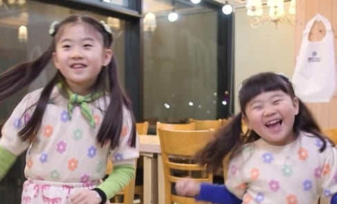 '국가대표' 조현우, 딸 린린자매 흥 폭발 댄스에 힘 불끈('슈돌')