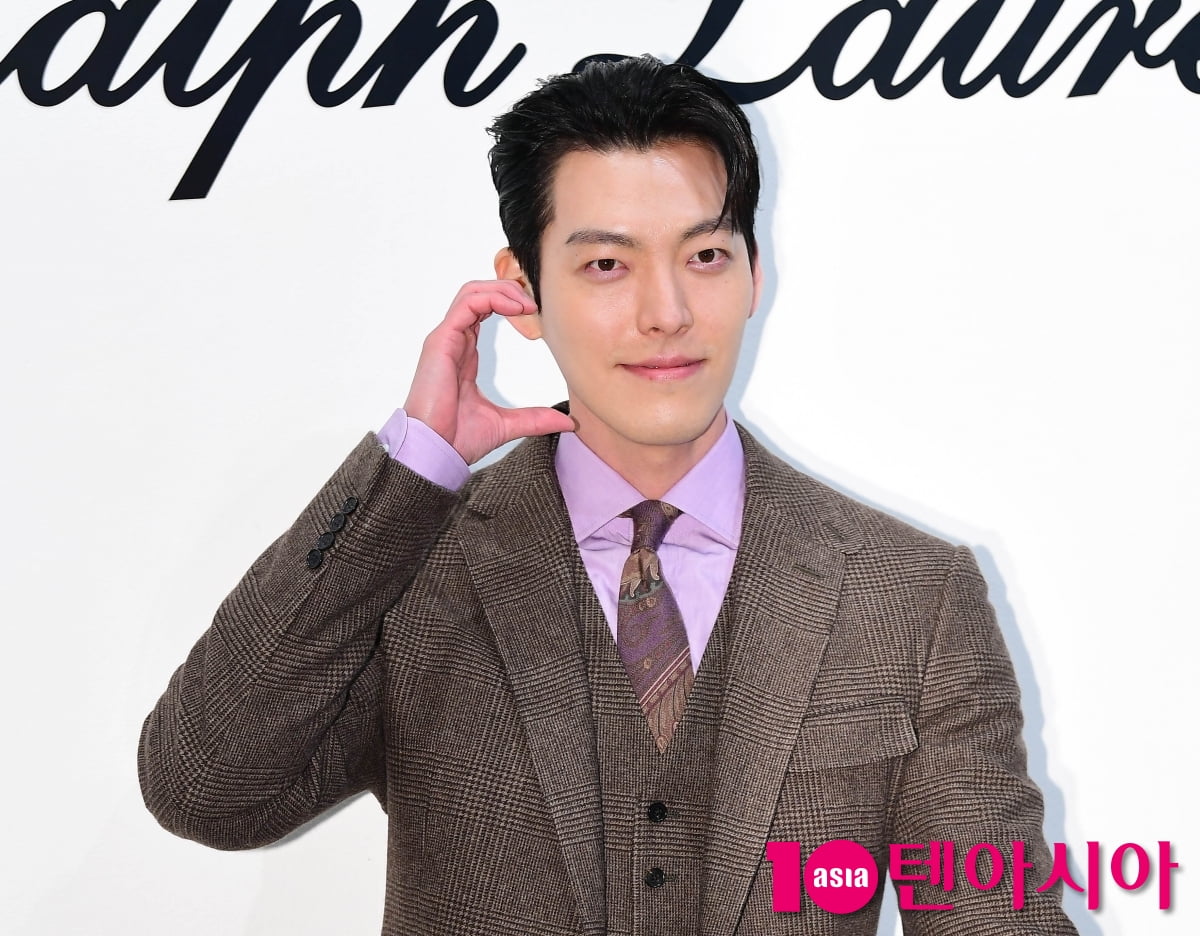 [TEN포토]김우빈 '깔끔한 하트'