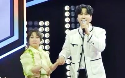 박나래, '시청률 왕자' 신성이 내민 손에 설렘 폭발('불타는 장미단2')