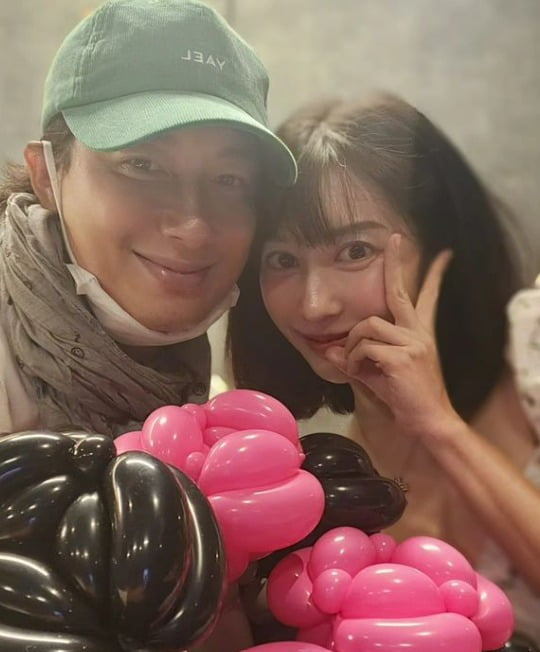 Ayane, pregnant, throws a birthday present for her husband Lee Ji-hoon