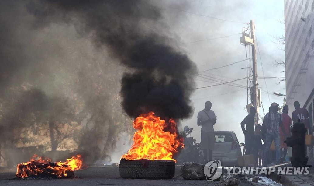 아이티 치안 악화 '점입가경'…공항서 전쟁터 같은 총격전