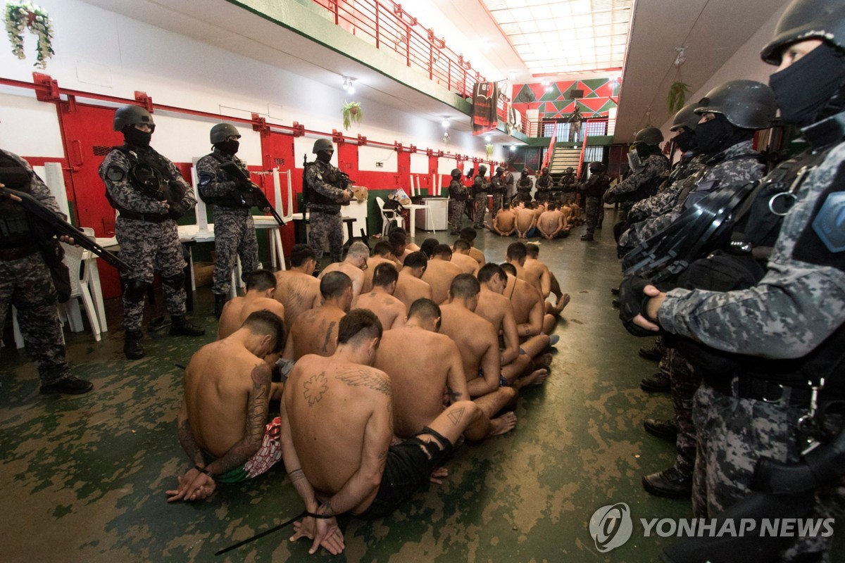 중남미에 번지는 속옷차림 수감자 공개…'엄벌 만능주의' 흐름