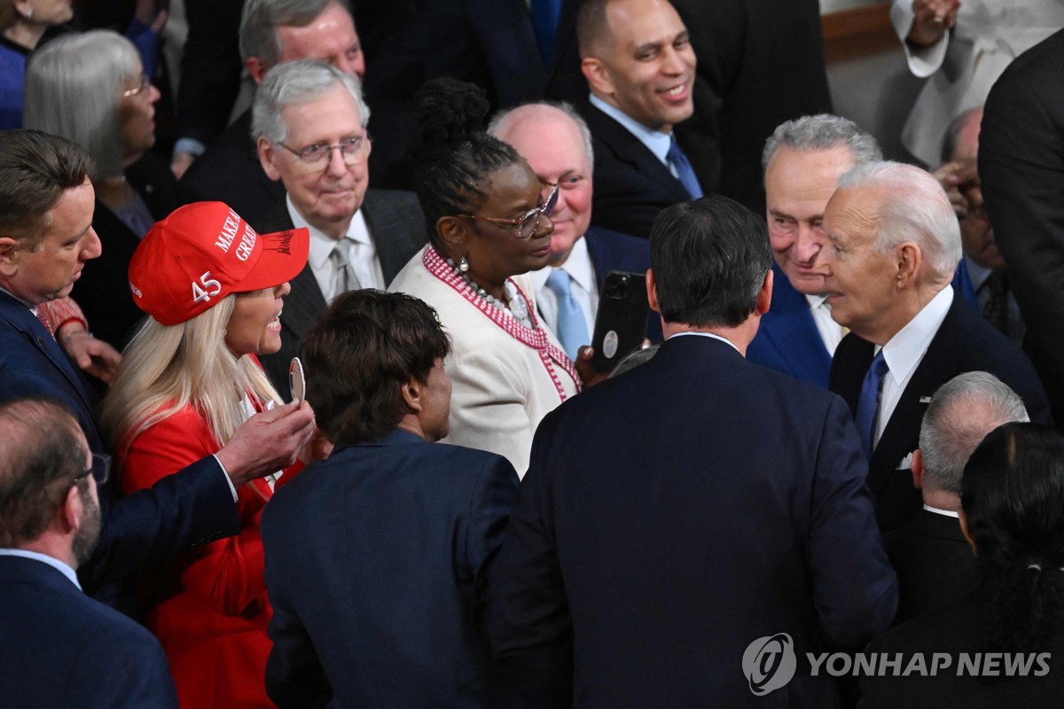 바이든, 마가 의원과 이민 언쟁…'불법이민자' 표현 불쑥(종합)