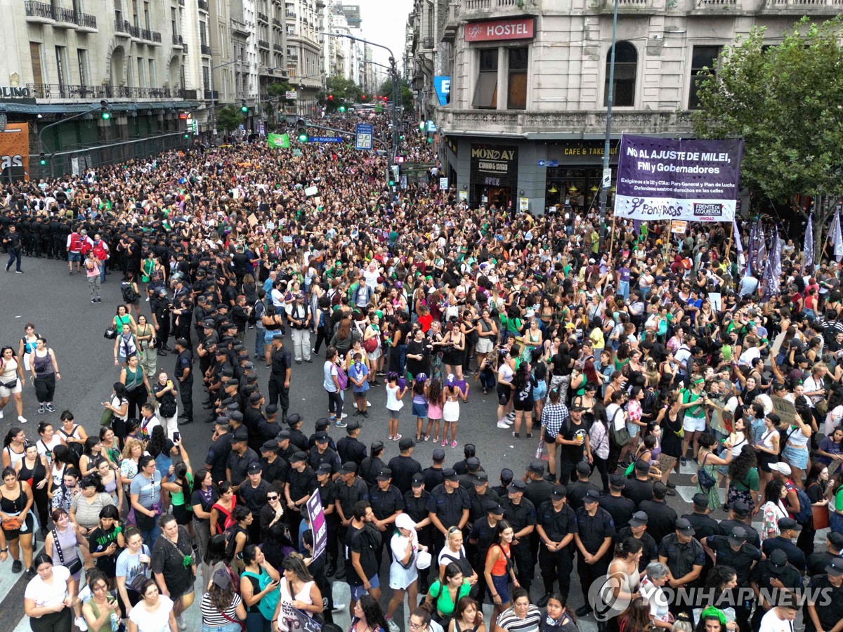 아르헨서 '여성의날'에 대규모 反정부시위…낙태권 유지 등 요구
