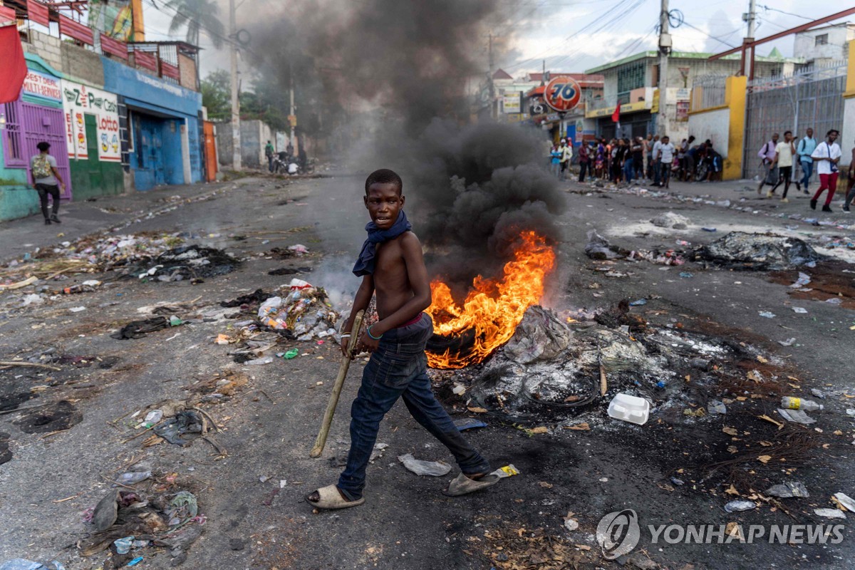 갱단 활개로 무법천지 된 아이티서 총리 사퇴키로(종합)