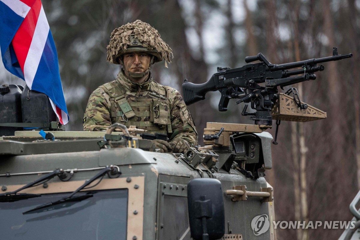 전 MI6 국장 "영·러 '회색 전쟁' 중…국방비 늘려야"