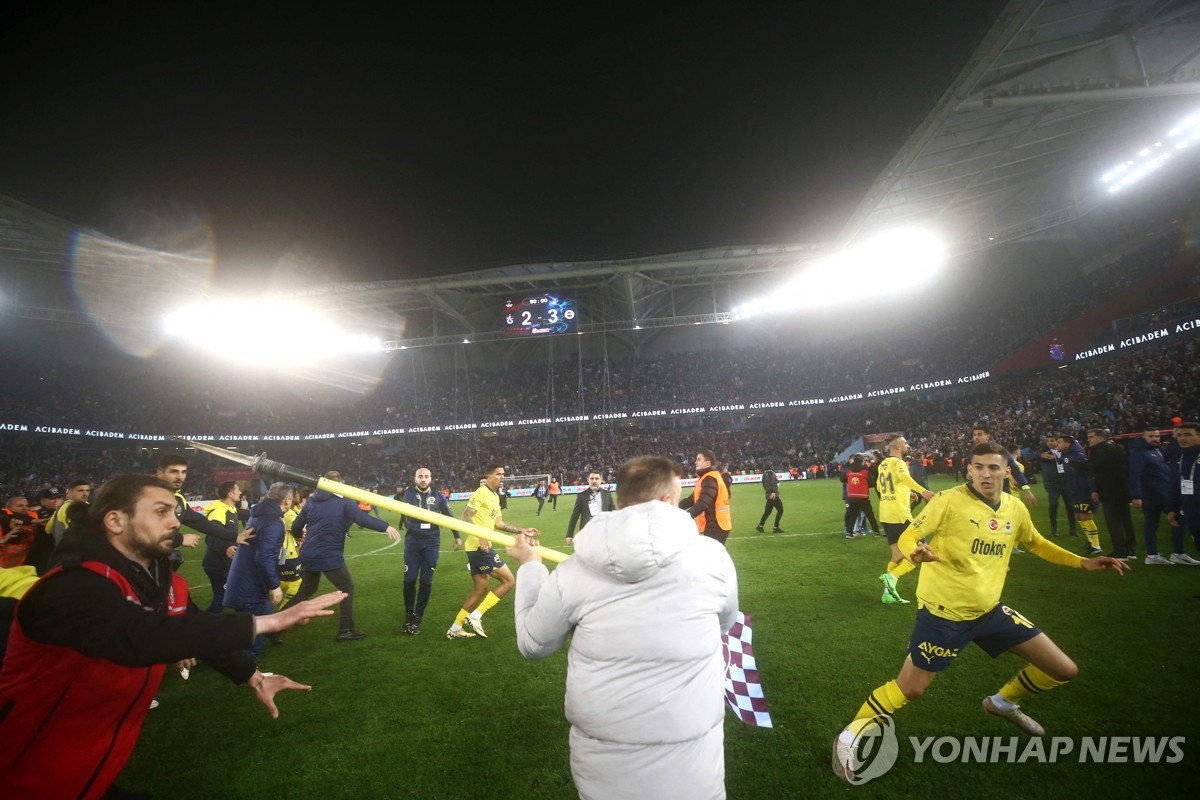 튀르키예 프로축구서 폭력 사태…선수·관중 뒤엉켜 주먹질