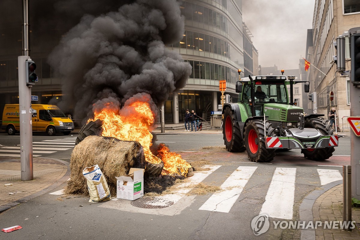 EU, 농업 환경규제 완화 '속전속결' 합의…트랙터 시위 계속