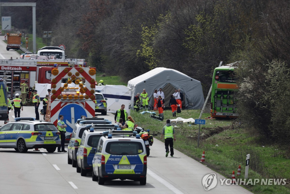 독일 고속도로서 버스 전복 5명 사망