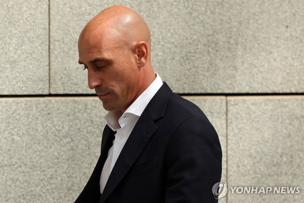 '강제 입맞춤' 前스페인 축구협회장에 징역 2년 6개월 구형
