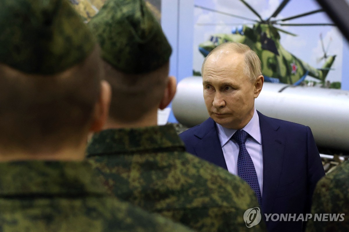 푸틴 "F-16 핵탑재 능력 갖춰…우크라 제공시 러 군사계획 반영"