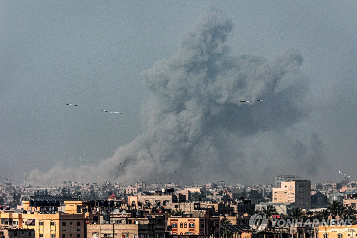 "이스라엘, 구호품 기다리던 가자 주민에 총격…17명 사망"