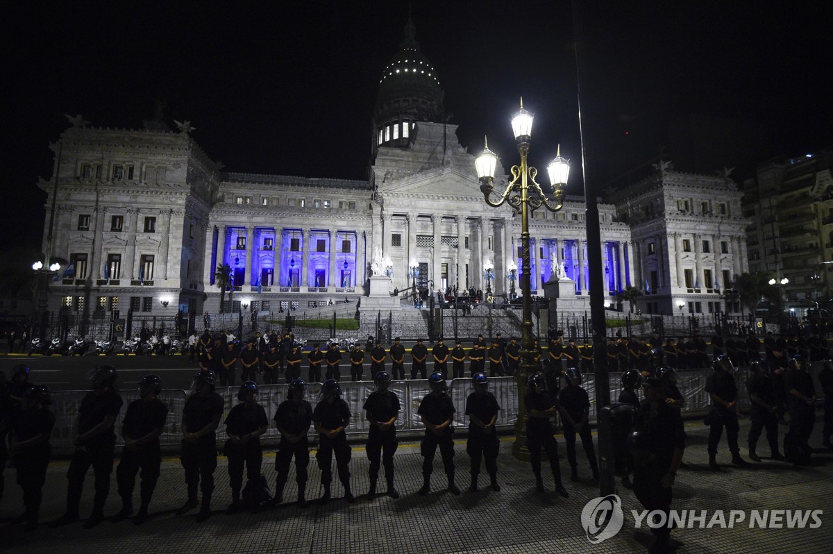 아르헨 밀레이, 국정연설에서 주지사들에게 '5월 협약' 제안