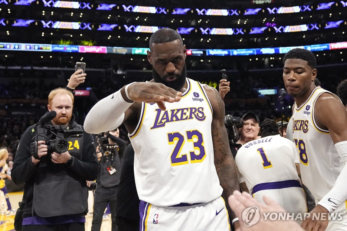 '킹' 제임스, NBA 사상 최초로 정규리그 4만 득점 금자탑(종합)