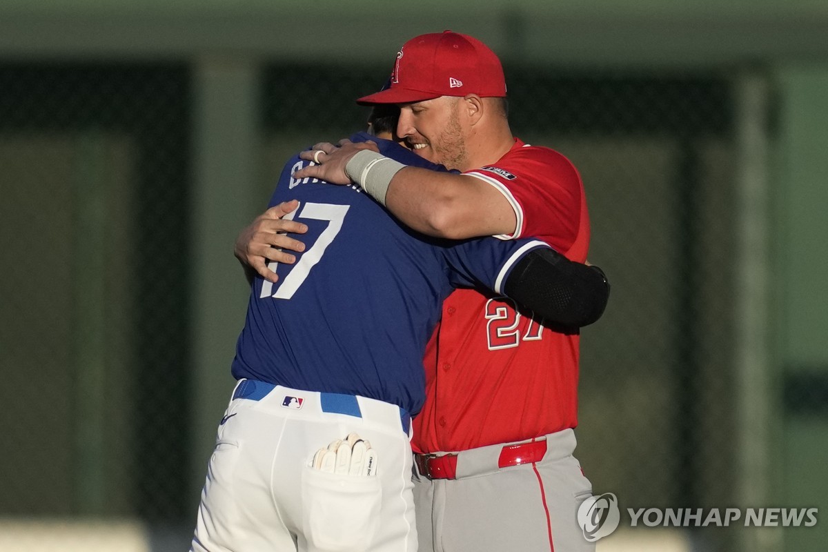 다른 팀으로 재회한 MLB 오타니-트라우트 '뜨거운 포옹'