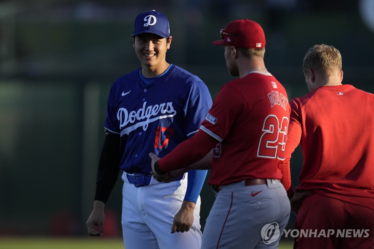 다른 팀으로 재회한 MLB 오타니-트라우트 '뜨거운 포옹'