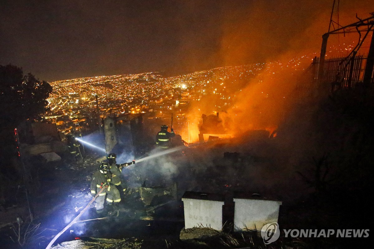 '132명 사망' 칠레 산불 지역서 또 불…한밤중 주민 대피