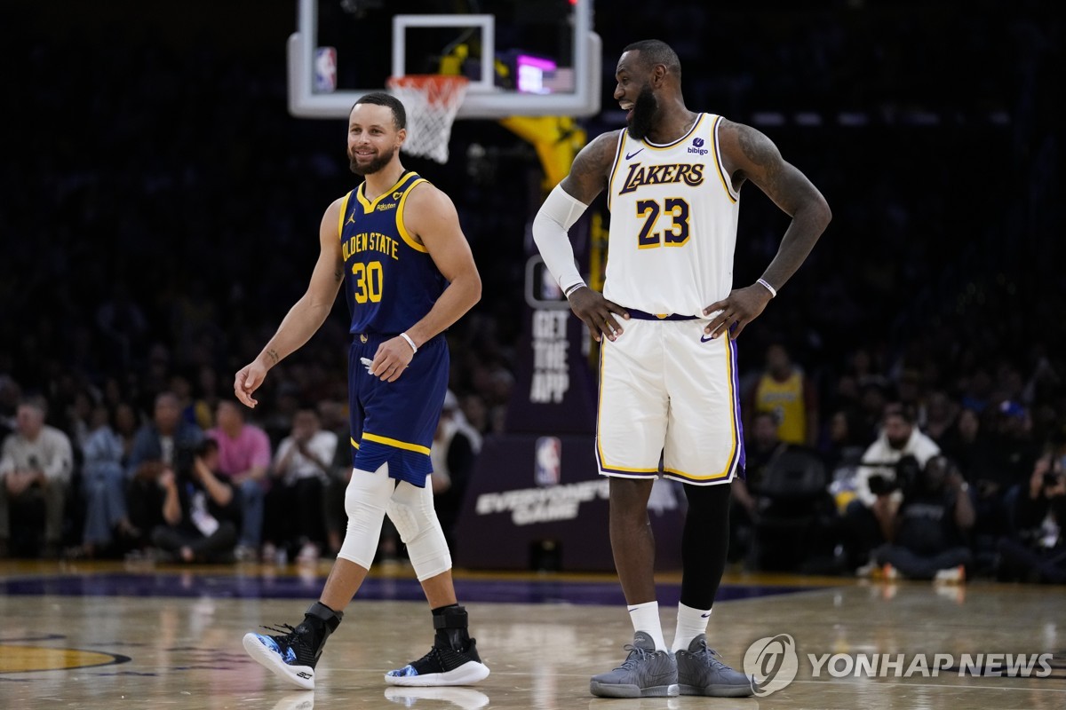 NBA 제임스-커리 맞대결 승부처에 '촌극'…돌연 계시기 고장