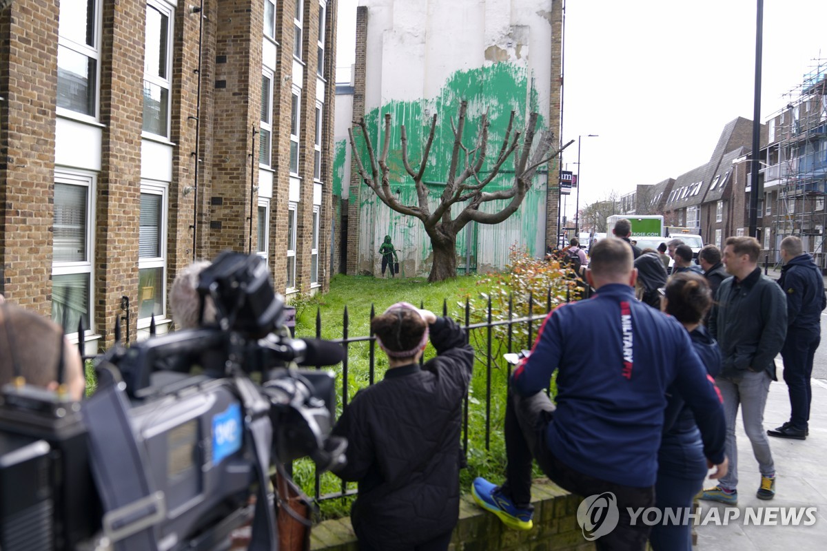 런던 외곽 건물에 뱅크시 '나뭇잎 벽화' 등장