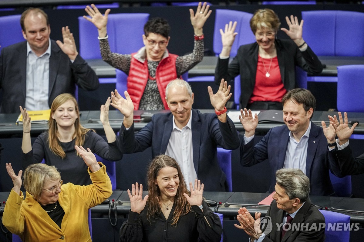 독일 첫 청각장애 하원의원에 의원들 수어로 환영