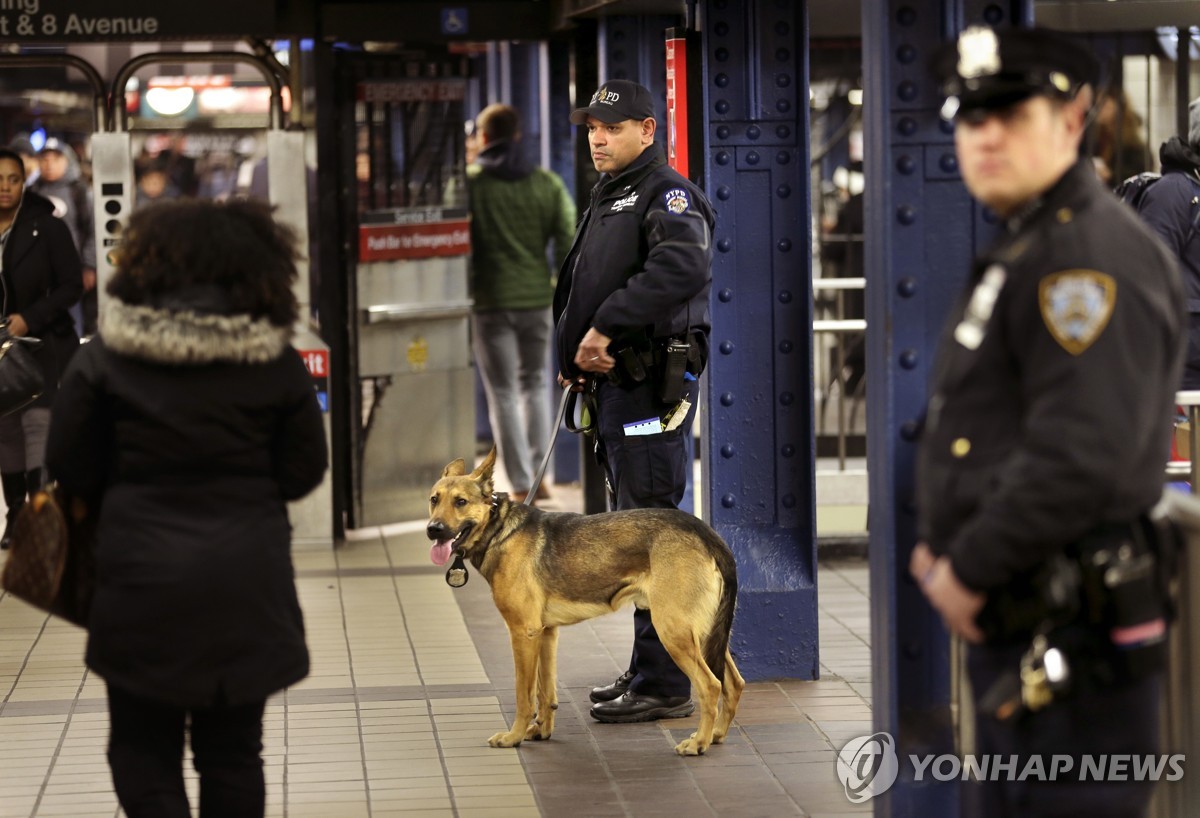 지하철 총격에 몸살 앓는 뉴욕, 경찰 800명 투입 무임승차 단속