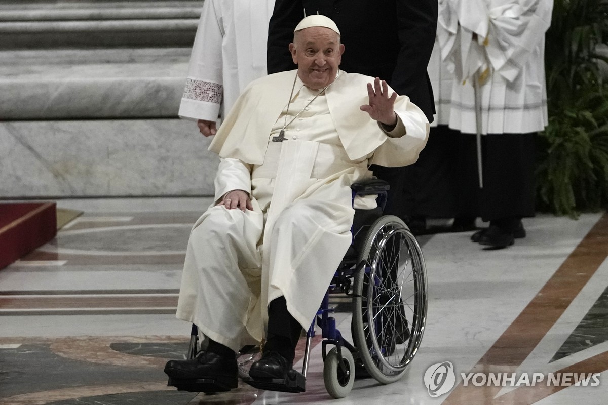'건강 우려' 교황, 부활 성야 미사 집전