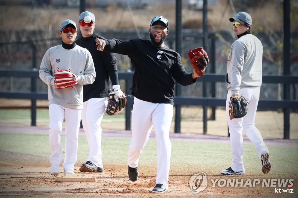 로하스, kt 복귀 후 첫 안타…이강철 감독 "계속 자신감 갖길"