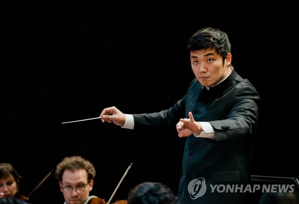 지휘자 윤한결 "동작 하나로 음악 흐름 마법처럼 바꾸고 싶어"