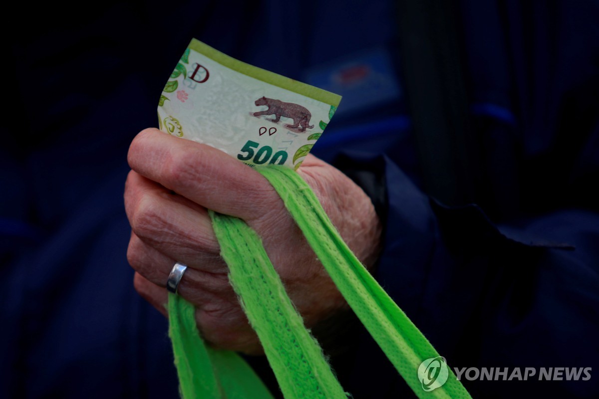 아르헨, 직장인 평균급여 '빈곤선 아래로'…중산층 붕괴 우려