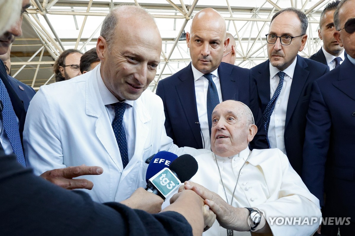 교황 주치의 "그 연세치곤 건강"…교황 건강이상설 반박