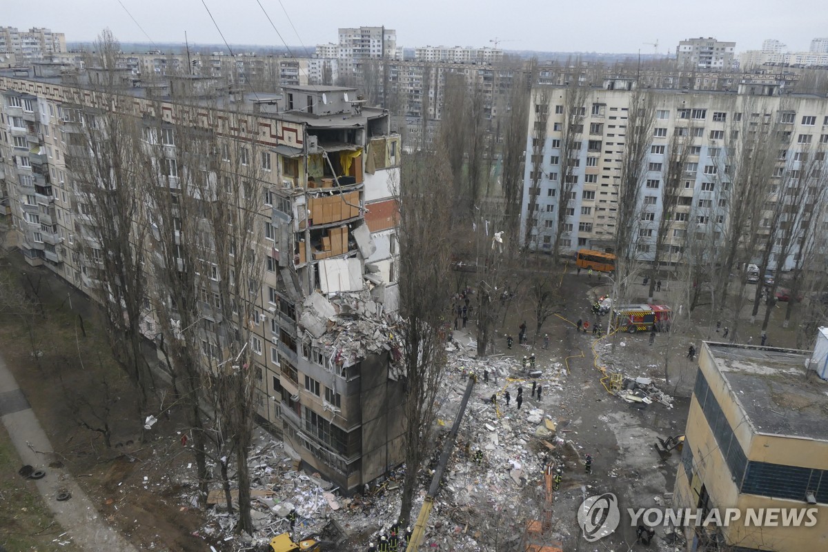 우크라 "러 야간공습에 11명 사망"…러 "크림반도 드론 공습"